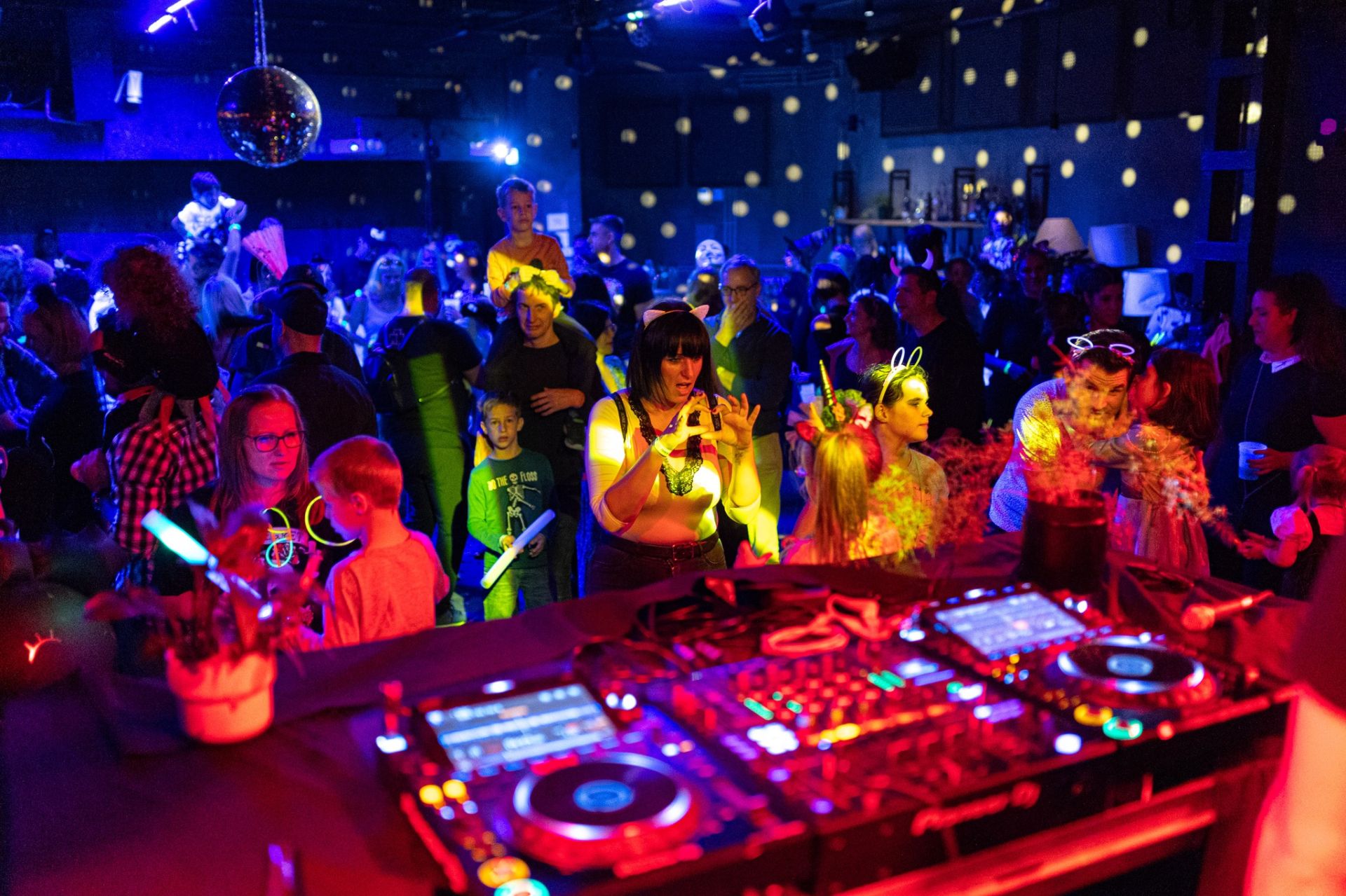 Családi farsangi party Dj Methaval az ActiCityben!