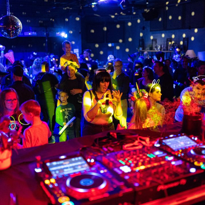 Családi farsangi party Dj Methaval az ActiCityben!